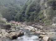 杭州一漂流景区村民捞起游客落水手机，索酬未果又扔回水中！多方回应